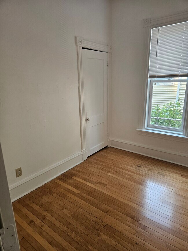 Building Photo - 1331 6th St NE