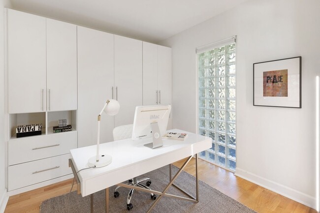 Building Photo - Great natural light in a large condo near ...