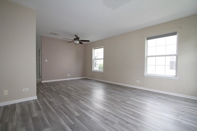 Building Photo - 2554 Dickens Dr
