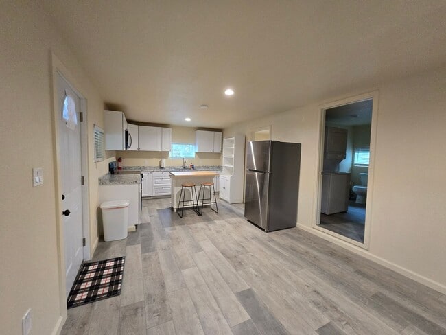 Building Photo - 398schindlerstreet.is4lease.com