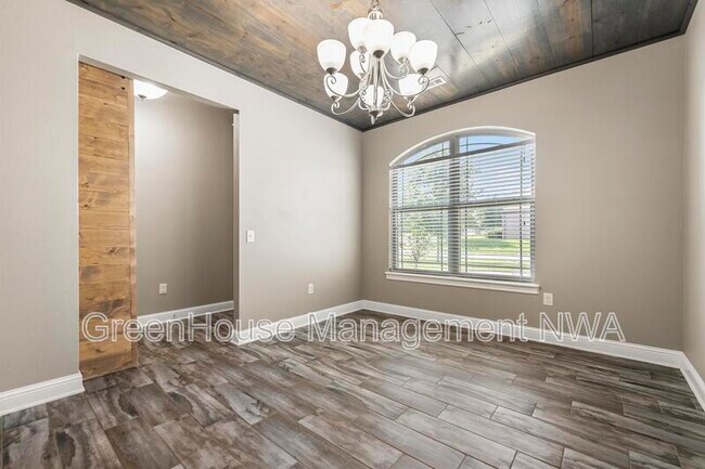 Building Photo - 4402 SW Alfalfa Ave