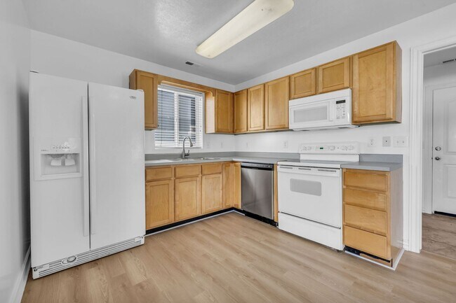 Building Photo - 3 Bedroom 2 Bathroom Home in Saratoga Springs!!
