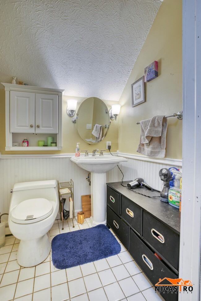 Building Photo - 245 Collins Ave