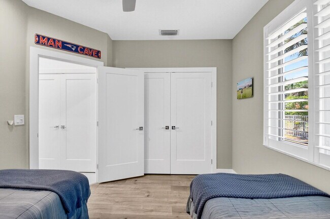 Building Photo - 5063 Ventura Dr