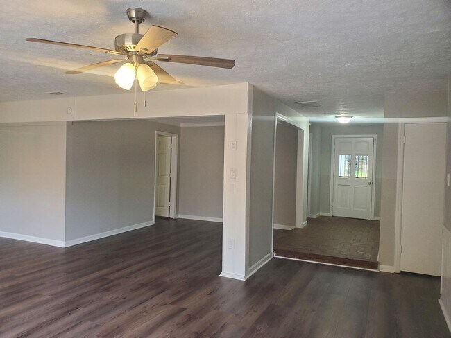 Building Photo - Spacious 4 bedroom in Berkshire West!