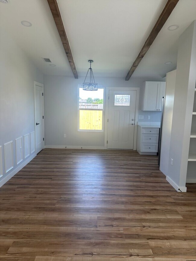 Building Photo - 7209 Lake Suzzanne Ln