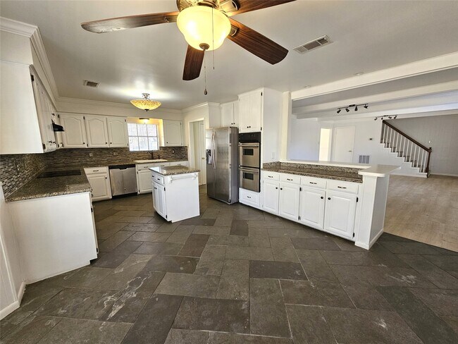 Building Photo - 347 Forest Lake Dr