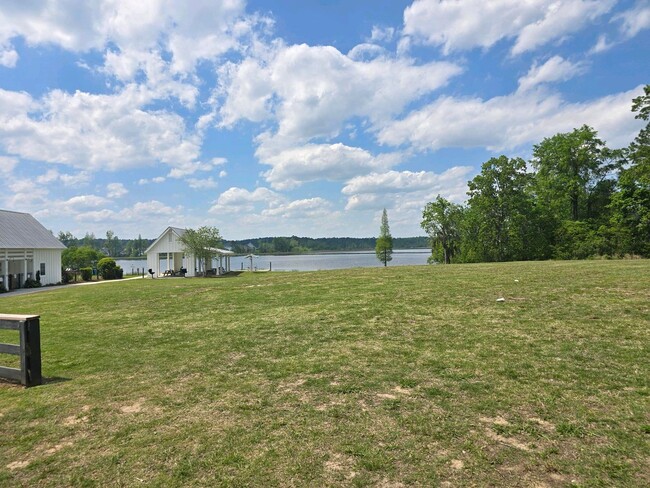 Building Photo - Spacious 4-Bedroom Home with Gourmet Kitch...