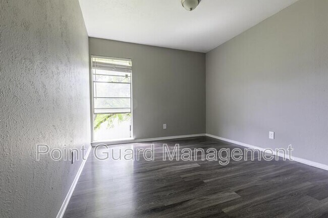 Building Photo - 4550 West Kiest Boulevard - 1034