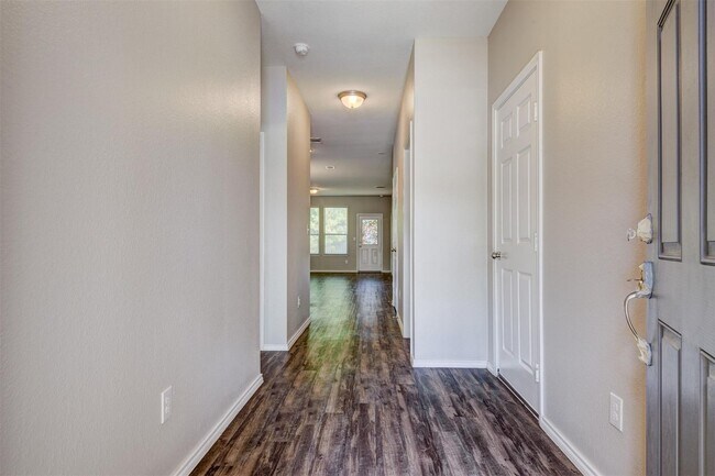Building Photo - Move-In Ready! Open-Concept Home in Prime Conroe Location