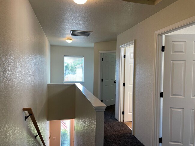 Building Photo - ***Holiday Move-In Special $500 Off First Months Rent*** Very Nice 3 Bedroom 2.5 Bathroom Townhom...