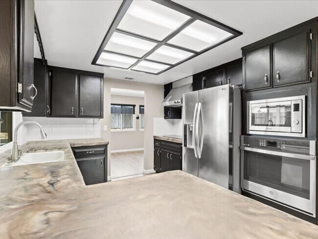 Building Photo - 708 Meadow Way