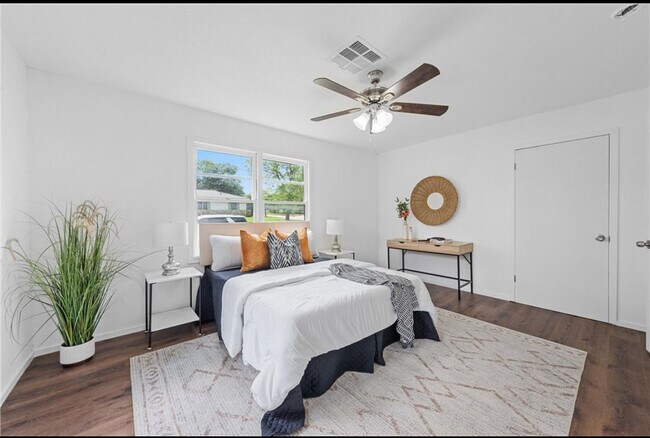 Building Photo - 1133 Lawrence Dr