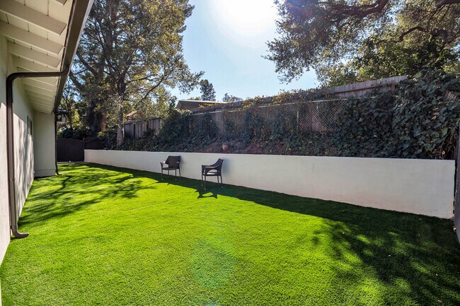 BACK YARD LOUNGE 2 - 16047 Meadowcrest Rd