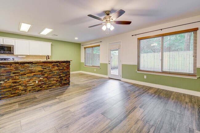 Building Photo - Stylish Woodlands Home Steps from H-E-B & ...