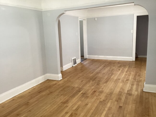 Building Photo - 2 BR Single Family in West Allis