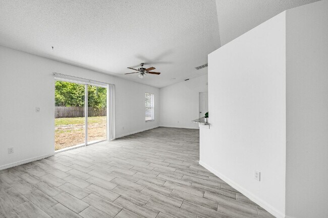 Building Photo - Charming 3-Bed, 2-Bath Home in Palm Bay