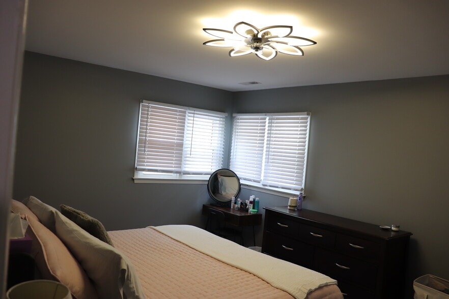 Building Photo - 442 Surrey Ln