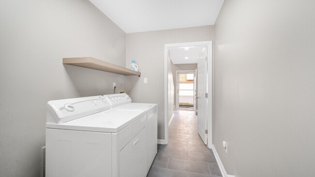 Building Photo - UPDATED 2BR/2.5 BA Condo with Garage in th...