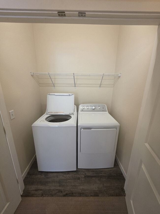 Building Photo - 2 Bedroom | 1 Bathroom 2nd Floor Apartment Available RIGHT NOW!