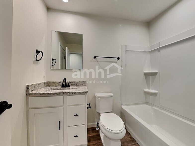 Building Photo - 213 Wooded Ridge Dr