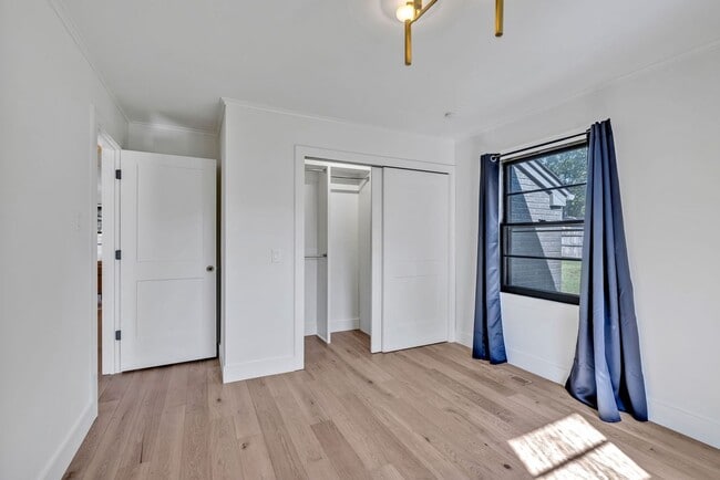 Building Photo - Beautifully furnished short-term rental in...
