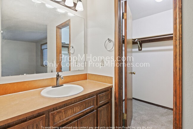 Building Photo - Spacious Tri-level Four Bedroom Home On Qu...