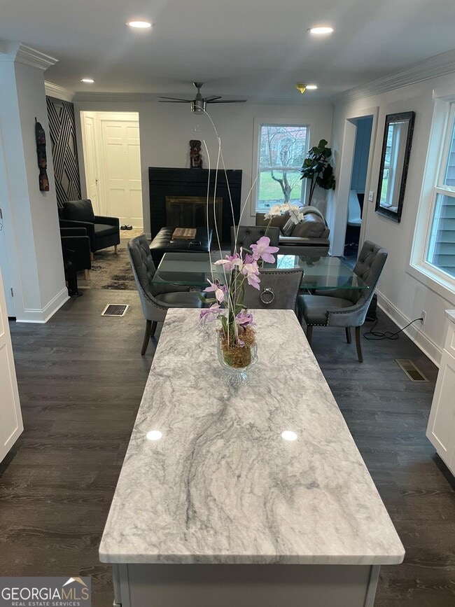 Building Photo - 1914 Montrose Dr