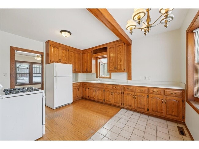 Building Photo - 661 Surrey Ave E