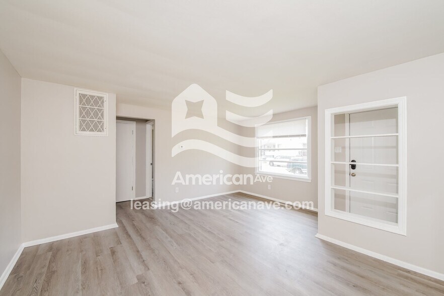 Building Photo - 906 N Adams St