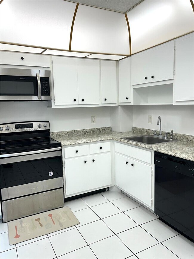 Building Photo - 4400 Hillcrest Dr