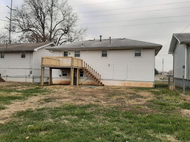 Building Photo - 3 Bedroom 2 bath $1250! Basement! 2 Car ga...