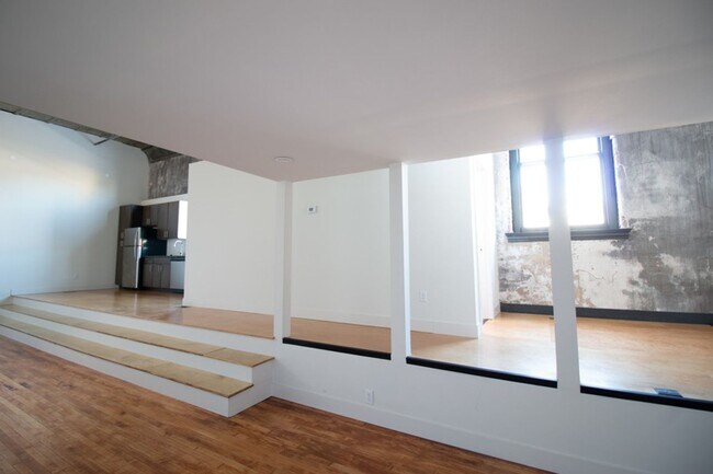 Building Photo - Spacious Loft