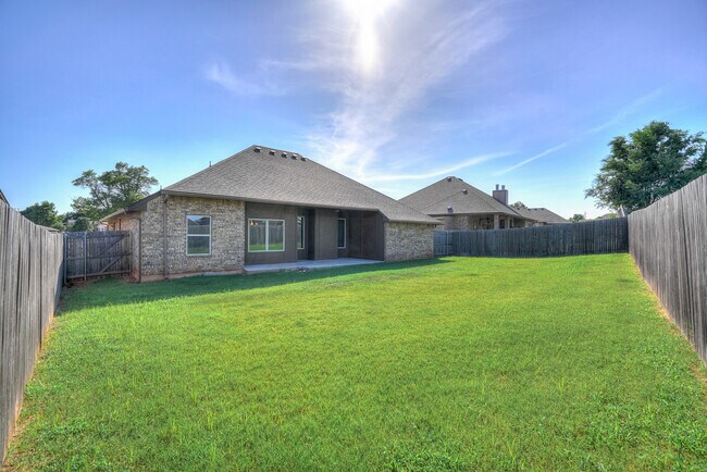 Building Photo - 1713 Pinewood Dr