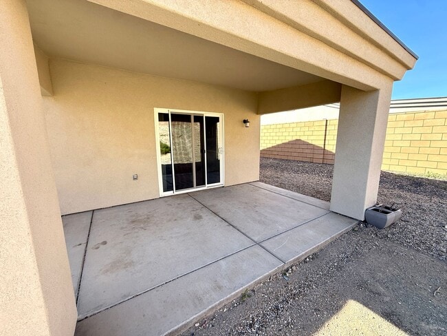 Building Photo - Modern 3 Bed, 2 Bath Home with Open Floor Plan & New Flooring – Fort Mohave- Available Now!