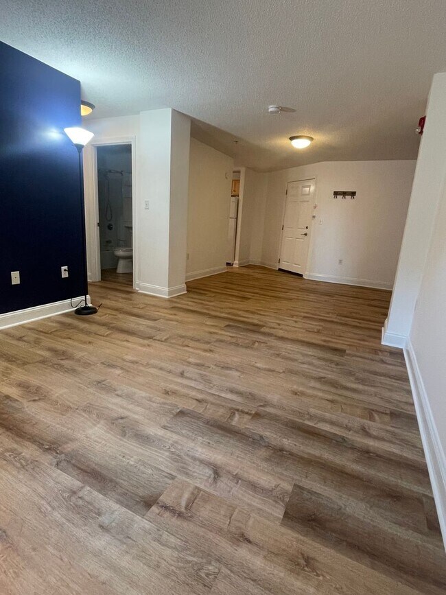 Building Photo - Reduced & 10% off 1st Month's Rent! Impecc...