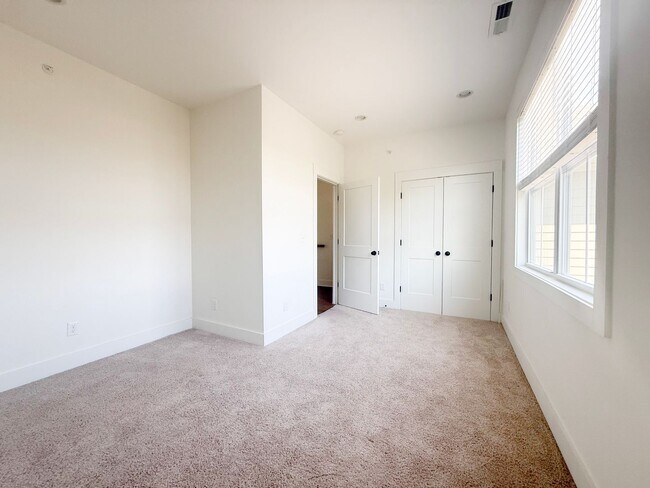 Building Photo - 3-Bedroom Townhome with Pool Access Near Downtown Cookeville