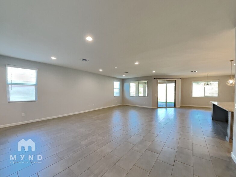 Building Photo - 720 E Silver Canyon Pl