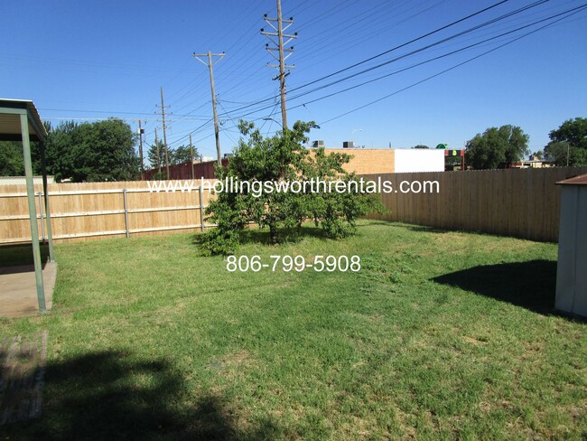 Building Photo - 3 Bedroom, 2 Baths, 2 living rooms with ex...