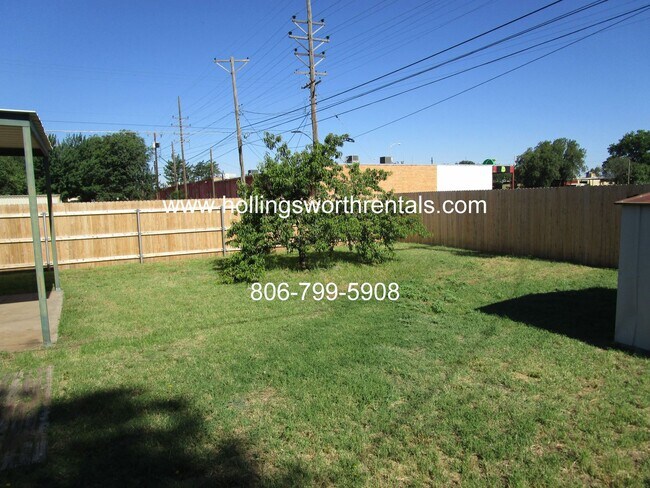 Building Photo - 3 Bedroom, 2 Baths, 2 living rooms with extra large Laundry Room House