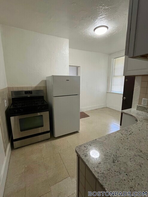 Building Photo - 4-8 Adella Pl