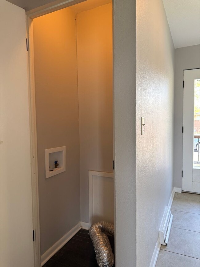 Building Photo - 2 bedroom 1 bath with carport in Washburn Rural School district