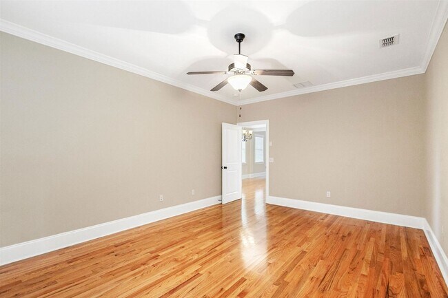 Building Photo - Captivating 3 bedroom house available for rent, wood floors, garage, screened porch renting for $...