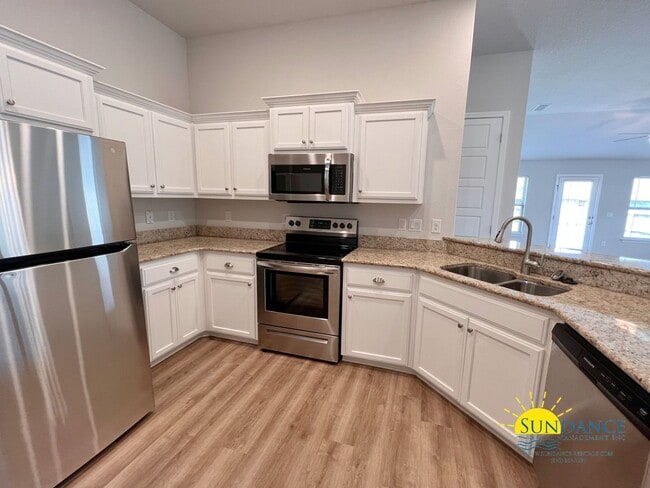 Building Photo - Modern 3 Bedroom Home with Community pool!