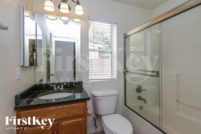 Building Photo - 1562 E Oakland St