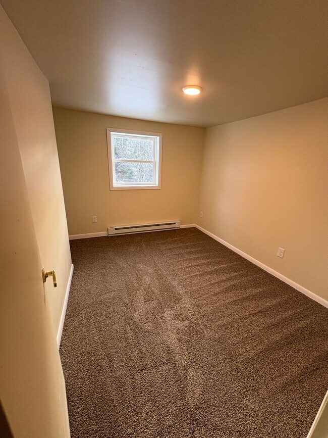 Building Photo - Large 3 bedroom house in Candensis!