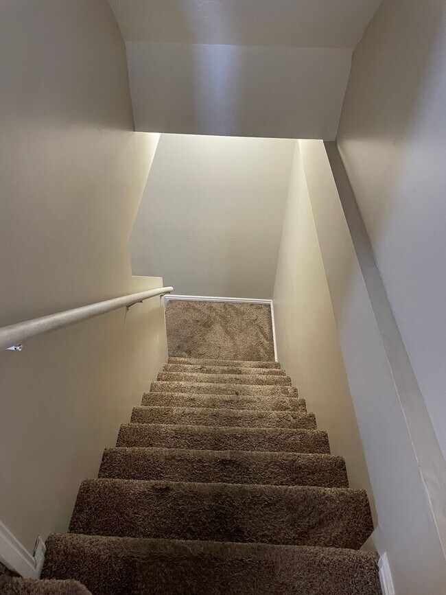 Building Photo - BEAUIFUL TOWNHOME!!!