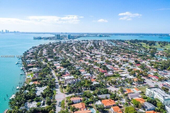 Building Photo - 1123 Bay Dr