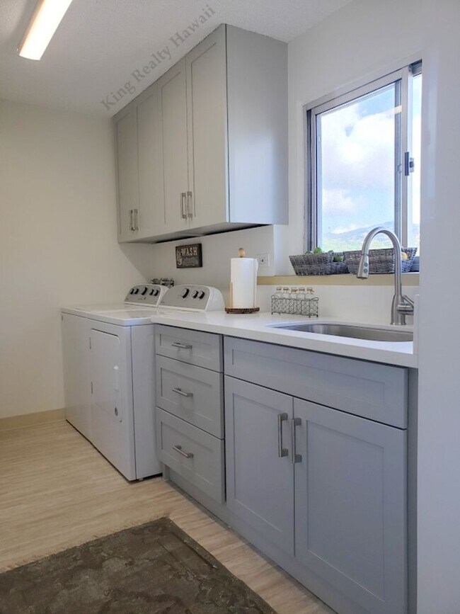 Building Photo - **UPGRADED, RARE Only 2 units per floor! 2...