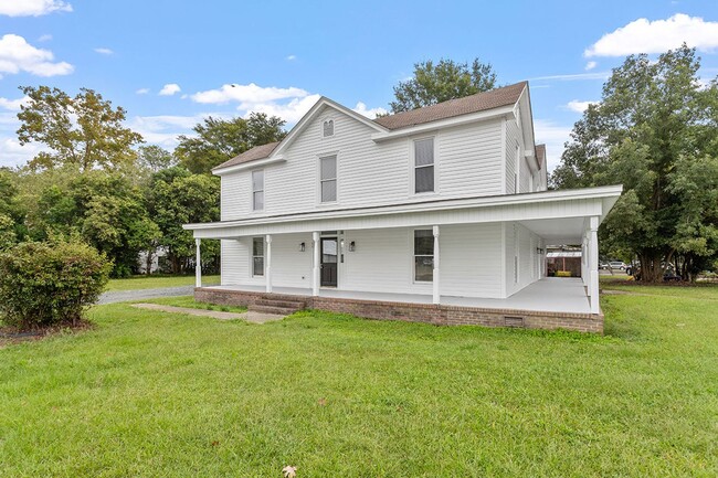 Building Photo - Charming 2-Bedroom, 1.5-Bath Home in Prime...